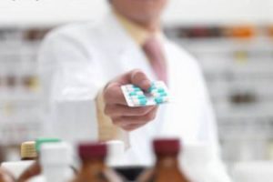 Антимонопольная служба обяжет аптеки уведомлять покупателей о наличии в продаже аналогов зарубежным препаратам