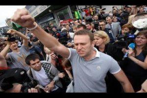 Навальный уже отпраздновал "День России", привычно подписывая протокол о задержании