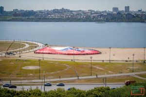 Жители Казани развернули самый большой флаг России