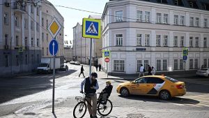 Треть опрошенных россиян стали реже пользоваться такси из-за роста цен в июне