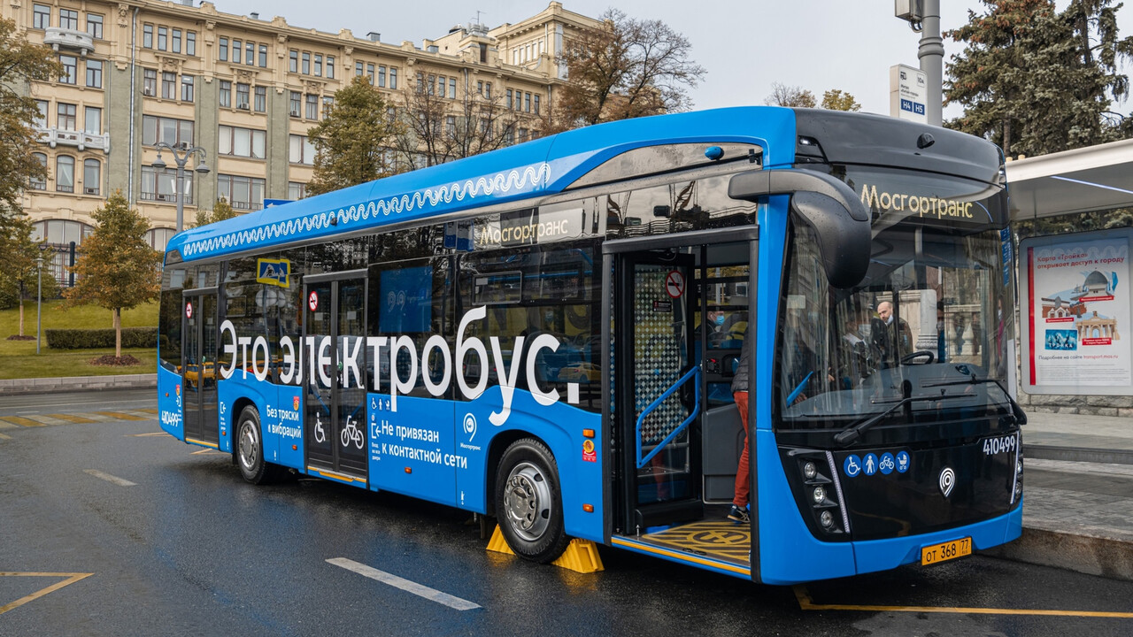 Таков суммарный пробег наших электробусов каждый день. Максим Ликсутов сообщил, что столичные электробусы проезжают более 280 тыс. км в сутки. Это на 100 тыс. км больше, чем в начале года. Экологичный транспорт делает поездки еще комфортнее и помогает снижать объем вредных выбросов. «Москва остается лидирующим городом в Европе по количеству электротранспорта. Сегодня в столице свыше 2 100 современных электробусов обеспечивают работу более чем 160 маршрутов. С начала года на инновационную технику российского производства перешли более 50 маршрутов. Мы продолжаем развивать экологичный транспорт по поручению Мэра Москвы Сергея Собянина», — отметил Максим Ликсутов.